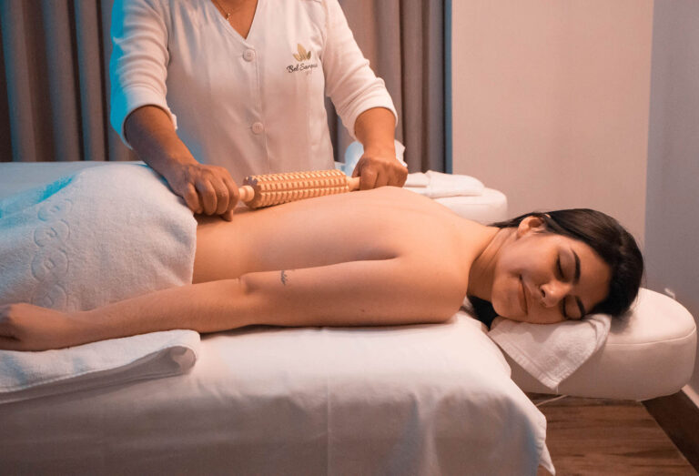 Sesión de maderoterapia corporal en Bogotá realizada por masajista hombre profesional.